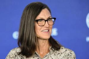 Cathie Wood 最新專訪：改變華爾街的投資者正在押注比特幣和人工智能